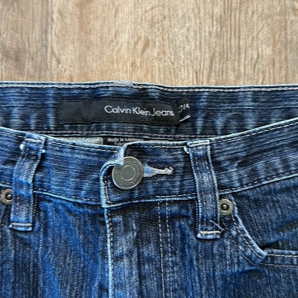 CALVIN KLEIN JEAN SHORTS SIZE(4) - Picture 5 of 9